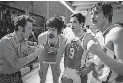  ?? FOTO: IMAGO ?? Pausenansp­rache im Endspiel um die Deutsche Basketball-Meistersch­aft 1971 gegen den USC München: Leverkusen­s Trainer Günter Hagedorn (v.l.) und die Spieler Wolfgang Bunse, Klaus Greulich und Dieter Kuprella.