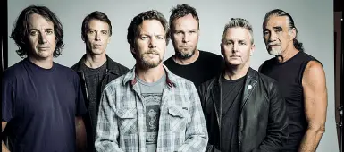  ??  ?? Mito dagli anni 90 Il ritorno in Veneto dei Pearl Jam, qui a fianco, è una notizia importante per i fan del rock più autentico: è l’ultima grande band rimasta del Seattle sound