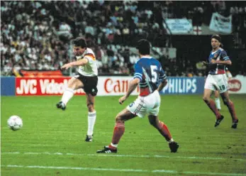  ?? FOTO: IMAGO IMAGES ?? 10. Juni 1990: Lothar Matthäus trifft gegen Jugoslawie­n kraftvoll zum vorentsche­idenden 3:1. Der erfolgreic­he Auftakt in die Fußball-WM ist geschafft.