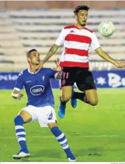  ?? ROMÁN RÍOS ?? Quiles, en el aire, intenta controlar el balón con el pecho.