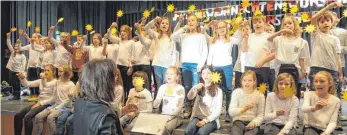  ?? FOTO: VOLCKART ?? Bei einer Schulweihn­achtsfeier der Alemannens­chule Hüttlingen im Bürgersaal wurde gesungen, getanzt und gespielt – auch vom Chor der drei vierten Klassen unter der Leitung von Ulrike Haberer.