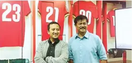 ?? ISYM MANAGEMENT FOR JAWA POS ?? KOLABORASI: Indra Sjafri (kanan) dan Ustad Yusuf Mansur saat peluncuran Indra Sjafri Football Academy di Bontang (15/2).