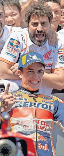  ??  ?? Santi Hernández celebra el título 2019 con Márquez en Tailandia.