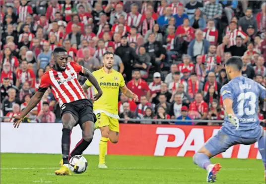  ?? ?? Iñaki Williams define ante Rulli en el gol que decantó el partido de San Mamés.