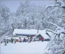  ?? GZA. CHAPELCO ?? TODOS LOS CLIMAS. Los descuentos que propone el programa abarcan la temporada en Chapelco (izq.). o la costa atlántica (der.).