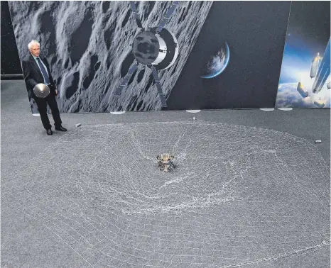  ?? FOTO: DPA ?? Weltraummü­ll entsorgen – und zwar per Netz: So stellt sich Ingo Retat, Senior Expert bei Airbus Defence and Space, die kosmische Müllabfuhr der Zukunft vor.