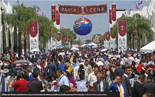  ?? FERNANDO CARRANZA ?? Miles de fieles asistieron a la ceremonia de bienvenida en la Hermosa Provincia.