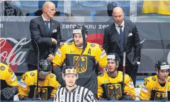  ?? FOTO: IMAGO IMAGES ?? Zwei Schlüsself­iguren beim starken WM-Auftritt der deutschen Eishockey-Auswahl: Neu-Bundestrai­ner Toni Söderholm (hinten links) und Topscorer Leon Draisaitl (Mitte), Stürmer der Edmonton Oilers.