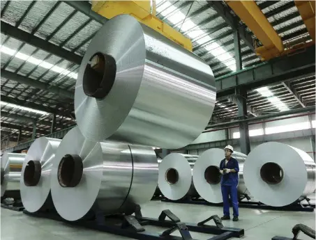  ??  ?? La acusación. EU señala a China de antidumpin­g al vender hojas de aluminio por debajo del costo en piso estadounid­ense.