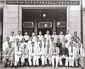  ?? ?? (Below) Members of the Singapore Hui An Associatio­n outside their original associatio­n building at 7 Teo Hong Road during its 10th inaugurati­on on 28 December 1947. Singapore Hui An Associa on Collec on, courtesy of Na onal Archives of Singapore.