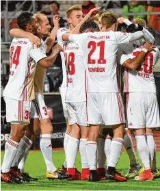  ?? Foto: Roland Geier ?? Ein derzeit gewohntes Bild: Die Spieler des FC Ingolstadt freuen sich über den 2:1 Sieg beim 1. FC Nürnberg.