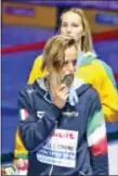  ?? THE ASSOCIATED PRESS ?? Italy’s Federica Pellegrini, front right, kisses her medal after winning the women’s 200-meter freestyle final.