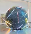  ?? FOTO: KUNSTHALLE WEISHAUPT ?? Ein Ballon mit Neonröhren prangt in der Mitte eines Raumes, in der Kunsthalle Weishaupt. Der Künstler: Beat Zoderer.