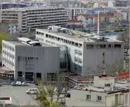  ?? (Photo Éric Ottino) ?? Le lycée Apollinair­e, où Charles enseigne, avec « le sentiment d’être utile ».