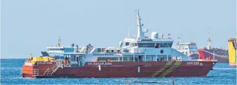  ?? FOTO: UNCREDITED/DPA ?? Ein Rettungssc­hiff fährt von Banyuwangi aus los, um sich der Suche nach dem vermissten Militär-u-boot KRI Nanggala-402 anzuschlie­ßen.