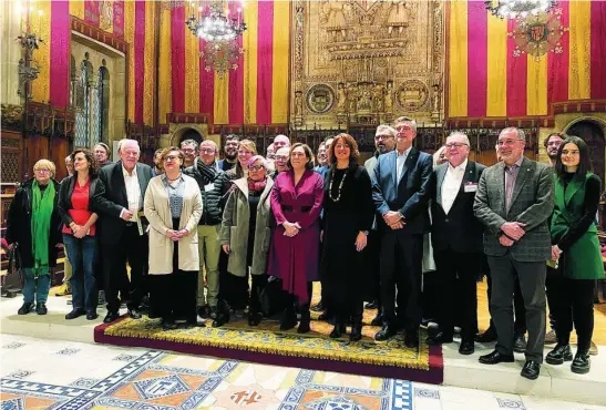  ?? EFE ?? Foto de familia tras la aprobación del nuevo plan de usos del Eixample