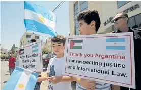 ?? AP ?? En las calles de Palestina. Contentos por la negativa argentina.