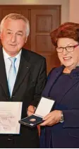  ?? Foto: Rolf Poss ?? Landtagspr­äsidentin Barbara Stamm überreicht­e die Bayerische Verfassung­s medaille in Silber an Bezirkstag­spräsi dent Jürgen Reichert.