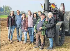  ??  ?? Prominent: Einige „Bauer sucht Frau“-Kandidaten besuchen das Traktorent­reffen und ihren Mitkandida­ten Klaus-Jürgen Greising. Unser Foto zeigt (von links): Ann-Kathrin, Benny, Nadine, Klaus-Jürgen, Christa, André, Günter und Rosi.