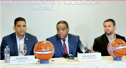  ?? FE ?? Rafael Uribe, Danilo Díaz y Eduardo Najri durante la conferenci­a de prensa para presentar al equipo dominicano de baloncesto.