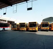  ??  ?? Terminal Il deposito dei bus Anm di via Nazionale a Napoli Il n° 1 Maglione polemizza con la Regione