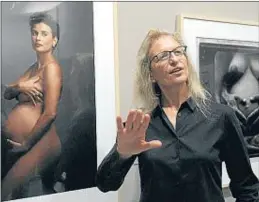  ?? PHILIPPE DESMAZES / AFP ?? Annie Leibovitz en una exposición suya en Madrid