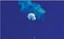  ?? ?? Restos del supuesto globo espía de China flotan sobre el Atlántico tras ser derribado por cazas estadounid­enses.