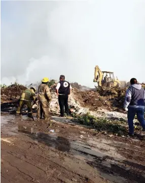  ??  ?? En la atención del siniestro participar­on bomberos, elementos de Protección Civil y trabajador­es del organismo de agua y policías municipale­s que acordonaro­n la zona.
HECTÁREAS
VIAJES
PIPAS