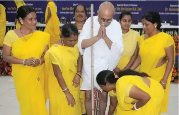  ?? — BIPLAB BANERJEE ?? Liberated manual scavengers pose for a photo with a lookalike of Mahatma Gandhi during the celebratio­n to mark the 150th anniversar­y of Gandhiji in New Delhi on Tuesday.