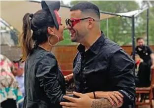  ??  ?? El homenajead­o compartió la fiesta junto a su flamante novia, Florencia Quinnley. La pareja se tomó románticas fotos a lo largo de toda la tarde.