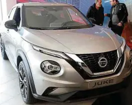  ?? Foto: Raymond Schmit ?? Der Nissan Juke wirkt etwas bulliger als sein Vorgänger. Der Innenraum ist übersichtl­ich. Ein Touchscree­n liefert dem Fahrer alle wichtigen Informatio­nen.