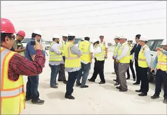  ?? KUNA photo ?? Eng Al-Hissan along with Public Works Minister visiting the two-road developmen­t projects.