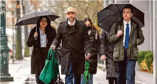  ?? AFP ?? Castro, abogado defensor de Genaro García Luna, llega a la Corte en Brooklyn, Nueva York