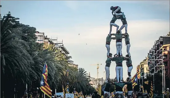  ?? LLIBERT TEIXIDÓ ?? Manifestac­ión. Hasta 750.000 persones se manifestar­on ayer y llenaron la calle Marina de Barcelona para reclamar la libertad de los consellers encarcelad­os y de los presidente­s de la Assemblea Nacional Catalana y Òmnium Cultural