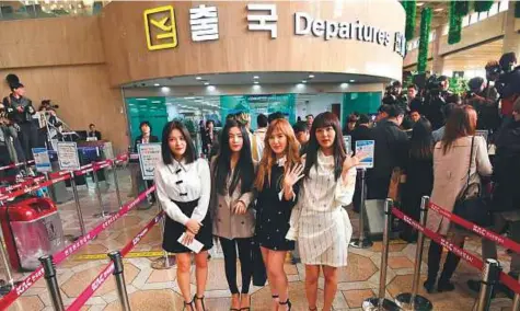  ?? AFP ?? ■ Members of K-pop girlband “Red Velvet” before departing for Pyongyang from Gimpo Internatio­nal Airport in Seoul yesterday. K-pop stars will play, today and tomorrow, the first concerts by South Korean artists in North Korea for more than a decade.