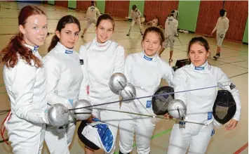  ?? Foto: Wolfgang Diekamp ?? Die jungen TVA Degenfecht­erinnen (v. l.) Michaela Dietrich, Marina Klees, Laura Marschall, Lara Rothstein und Vanessa Ahnert wollen sich am Wochenende bei der deutschen A Junioren Meistersch­aft in Stadtberge­n behaupten.