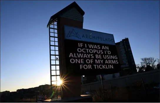 ?? HELEN H. RICHARDSON — THE DENVER POST ?? The Archipelag­o billboard shows unique messages along I-25 in Denver on Jan. 2.