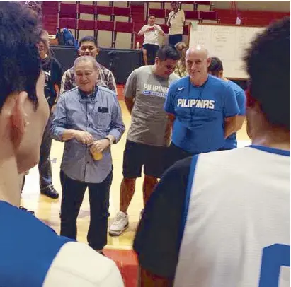  ?? NELSON BELTRAN ?? SBP president Manny V. Pangilinan gives Gilas players a pep talk at the close of training camp. Beside him is Gilas coach Tab Baldwin.