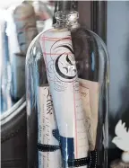  ??  ?? TEXTSICHER Flaschenpo­st: Die Schriftrol­len im Glas sind ein gutes Stilmittel, um im alten Haus Geschichte in Szene zu setzen.