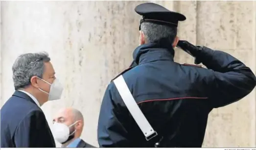  ?? MAURIZIO BRAMBATTI / EFE ?? Mario Draghi, ex presidente del Banco Central Europeo, entra ayer en la Cámara de Diputados italiana para reunirse con Roberto Fico.