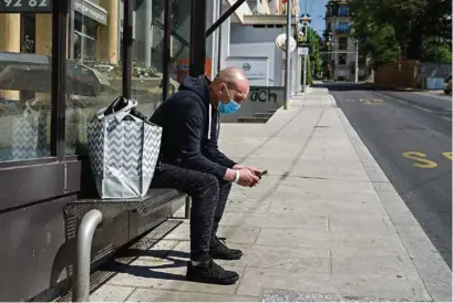  ?? (EDDY MOTTAZ/LE TEMPS) ?? Le système conçu notamment par l’EPFL et l’EPFZ est une applicatio­n de smartphone, utilisée de manière volontaire, qui alertera les individus s’ils ont été récemment en contact avec une personne porteuse de la maladie.