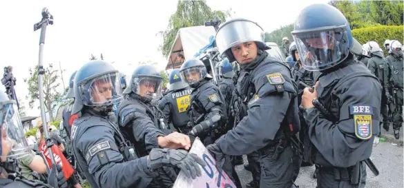  ?? ARCHIVBILD: RALF LIENERT ?? Etwa 18000 Polizistin­nen und Polizisten waren beim G7-gipfel vor sieben Jahren rund um Schloss Elmau im Einsatz – sie kamen auch aus dem Allgäu.