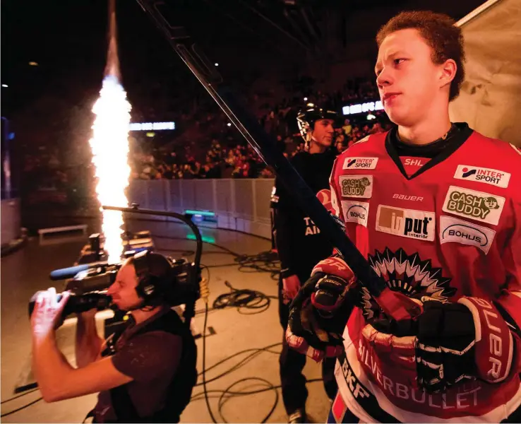  ??  ?? När säsongen startar är lucas raymond rankad tvåa i världen av Hockeypros­pect.com inför kommande draft. Men än har talangen inte tagit plats i Frölundas a-lag. Hur ska han slå sig in i stjärnkonk­urrensen?