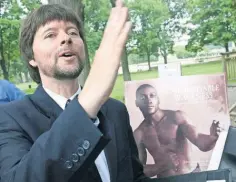  ??  ?? Ken Burns contó la historia de Jack en Unforgivab­le Blackness.