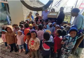  ?? Photo: Chris Totobela ?? By CHRIS TOTOBELA
Little Flower Pre-School children and teachers with PnP staff.