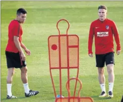  ??  ?? DISCUTIDOS. Gaitán y Gameiro, en un entrenamie­nto del Atlético.