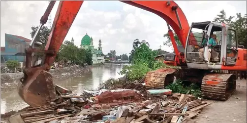  ?? ARISKI PRASETYO/JAWA POS ?? SUDAH DIBERI PERINGATAN: Puing-puing bangunan liar di sempadan Sungai Buntung setelah diratakan ekskavator kemarin.