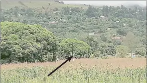  ?? (Pics: Sibusiso Shange) ?? A picture showing Ehhini Royal Kraal (arrow) in the eastern side of Malagwane Hill and some of the homesteads under the royal kraal.