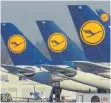  ?? FOTO: AFP ?? Flugzeuge der Linie Lufthansa am Münchner Flughafen: Am 7. und 8. November kommt es zu Flugausfäl­len.