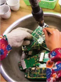  ??  ?? A worker disassembl­es discarded electronic products in Shantou City, Guangdong Province. VCG